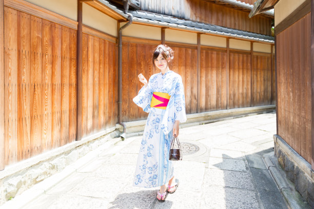 年轻的亚洲妇女穿着和服在京都图片下载