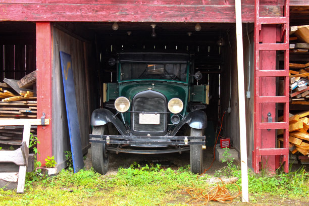 2011年5月，一辆古董卡车停在美国康涅狄格州神秘镇的旧木料场图片下载