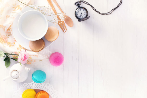 马卡龙或马卡龙和牛奶甜点甜漂亮的吃上木质的复古背景纹理图片下载