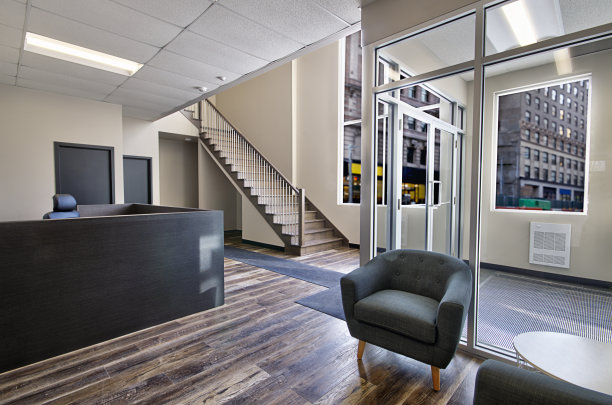 在现代建筑内的办公室。图片下载