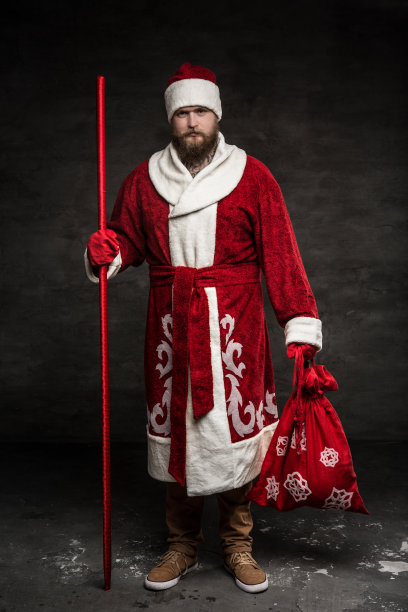 有天然胡子的休闲圣诞老人。图片下载