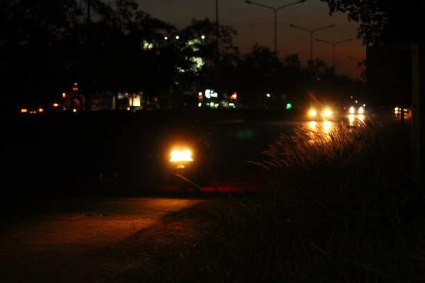夜晚的汽车前灯图片下载