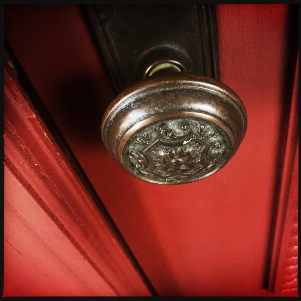 红色门上的门把手图片下载