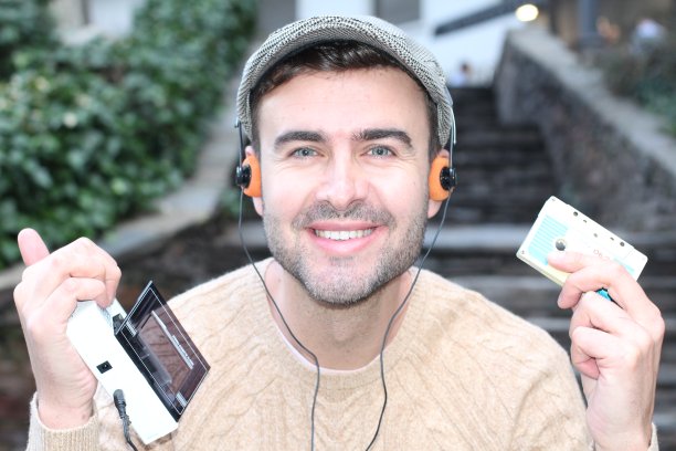 听立体声磁带随身听的人图片下载