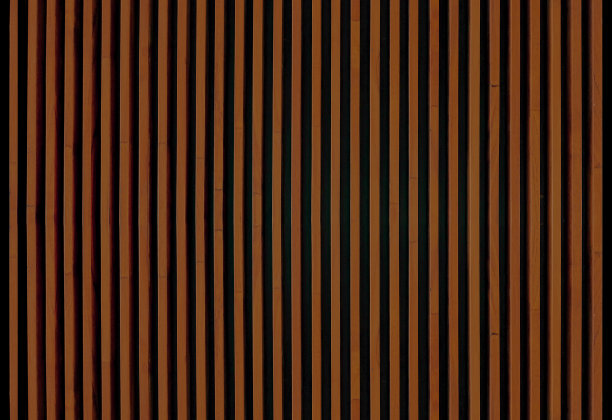 黑色背景上的棕色木条图片下载