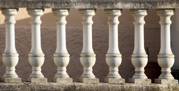 栏杆在阳光下。图片下载