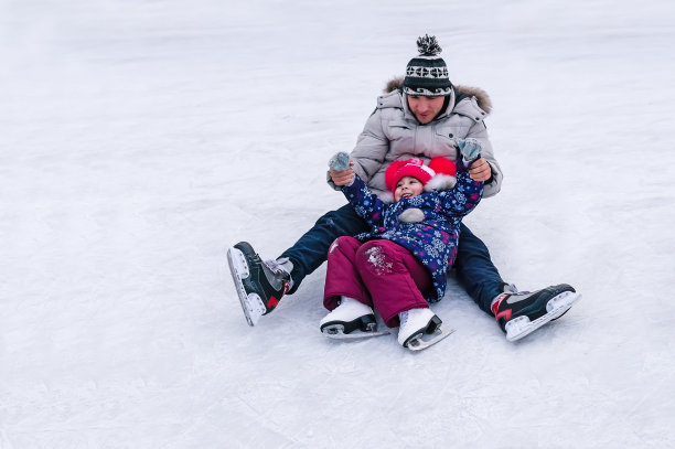 可爱的小女孩在学滑冰图片下载