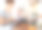 准备家庭早餐。母亲和孩子女儿在早上煮粥图片下载