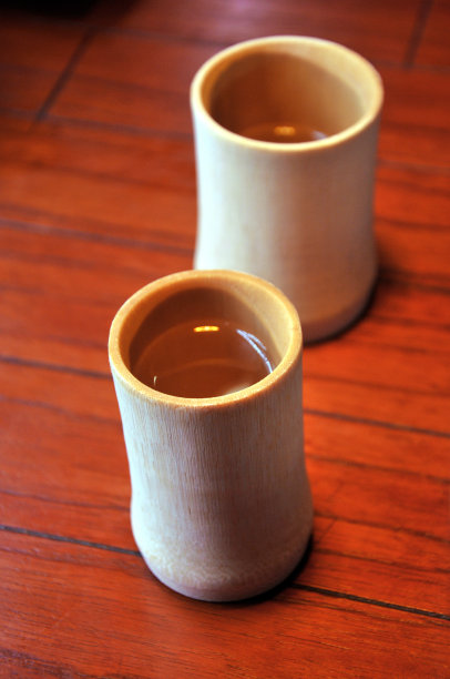 桌上放着茶的竹杯图片下载