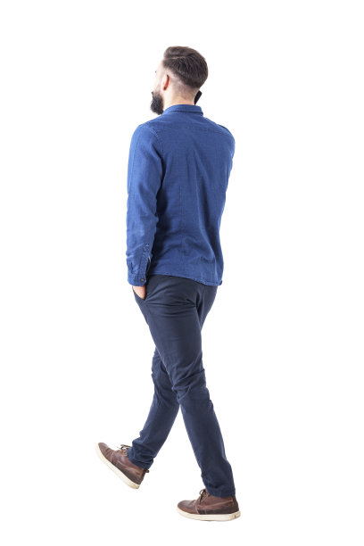 侧面背影的年轻潇洒的休闲商务人士谈手机走开图片下载