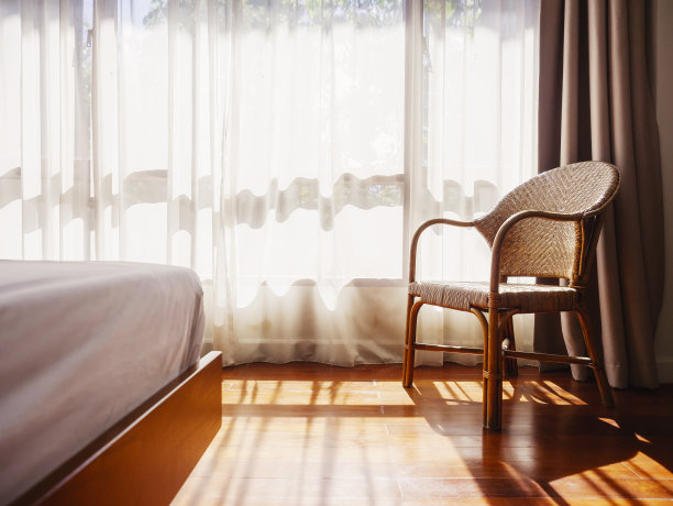 室内木地板配有藤椅，卧室照明温暖图片下载