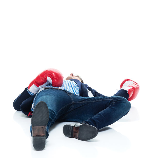 英俊的商人被击倒图片下载