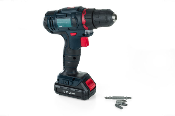 无绳钻机和一组不同的钻头隔离在白色背景图片下载