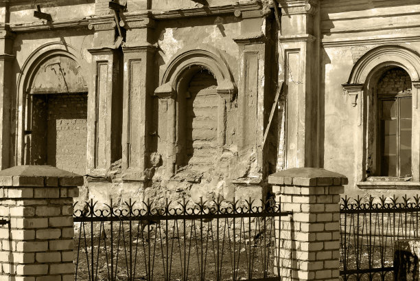 一座废弃的古庙的废墟图片下载