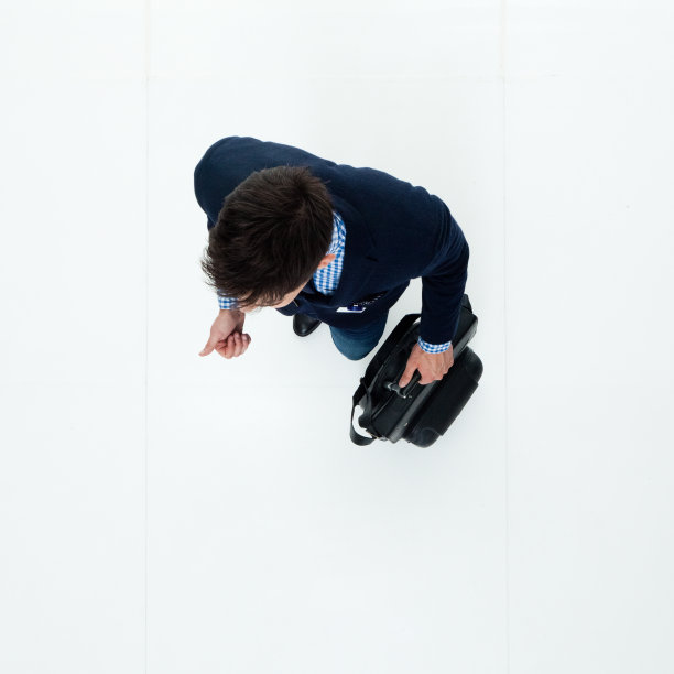 帅气的商人拿着旅行箱和背包图片下载