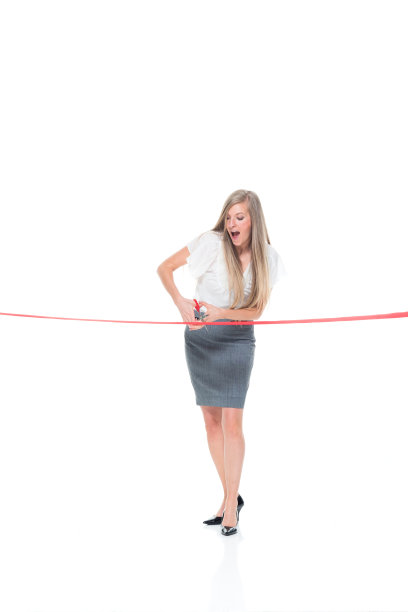 女商人在终点线剪彩图片下载