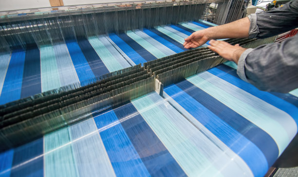 织布机上的彩色线图片下载