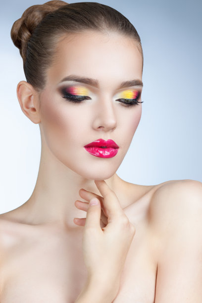 美丽的女人与明亮的化妆肖像素材图片
