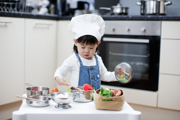 小女孩假装玩食物玩具图片下载