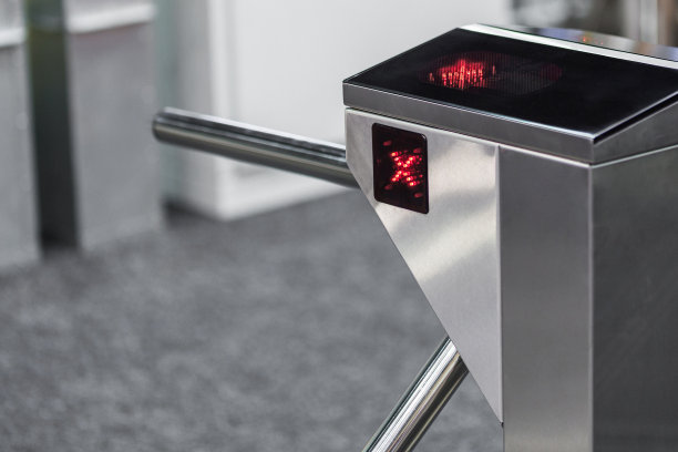 入口处旋转门关闭，红色标志禁止进入。安全屏障素材图片