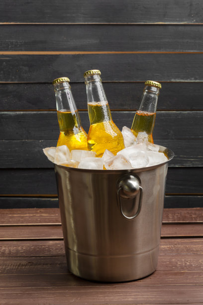 木桌上的一桶啤酒图片下载