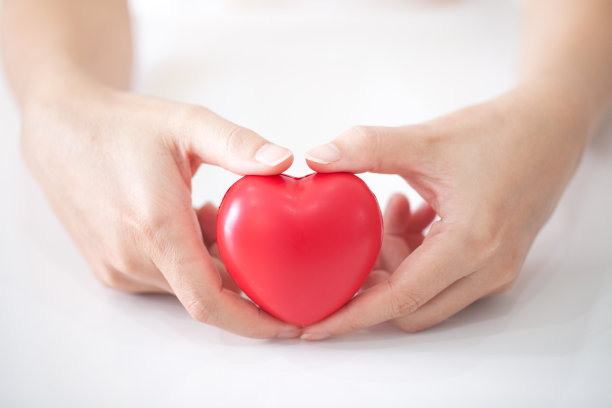 女人抱着心，就得心脏病图片下载