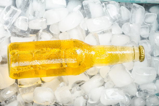 一瓶又一瓶冰的新鲜啤酒图片下载