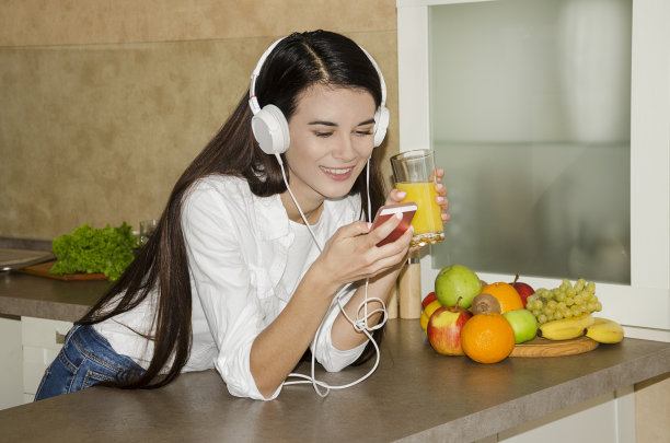 戴着耳机的漂亮女孩图片下载