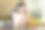 戴着耳机的漂亮女孩图片下载