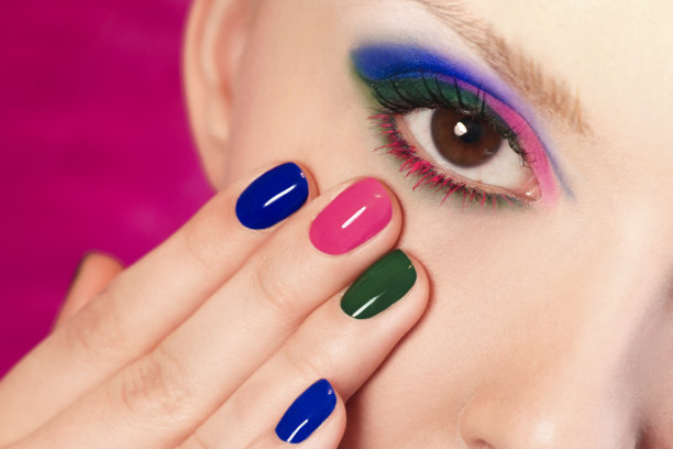 蓝色、粉红色、绿色的化妆和美甲。素材图片