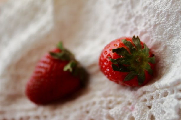 白色蕾丝桌布上的草莓图片下载