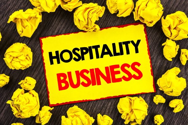 手写公告文本酒店业务。概念照片工业商业旅游广告写在黄色纸条折叠纸木制背景图片下载