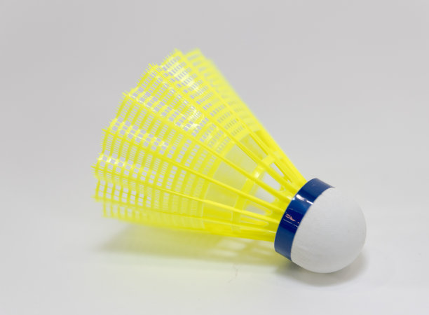 黄色羽毛球或羽毛球在白色背景与复制空间图片下载