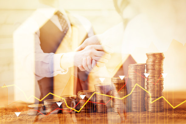 硬币堆钱和房子模型与金小猪银行在桌子上的商业金融和银行概念。图片下载