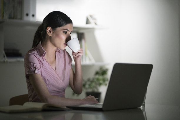 上夜班需要喝咖啡图片下载