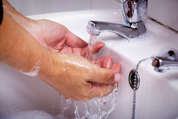 人们在水槽洗手素材图片