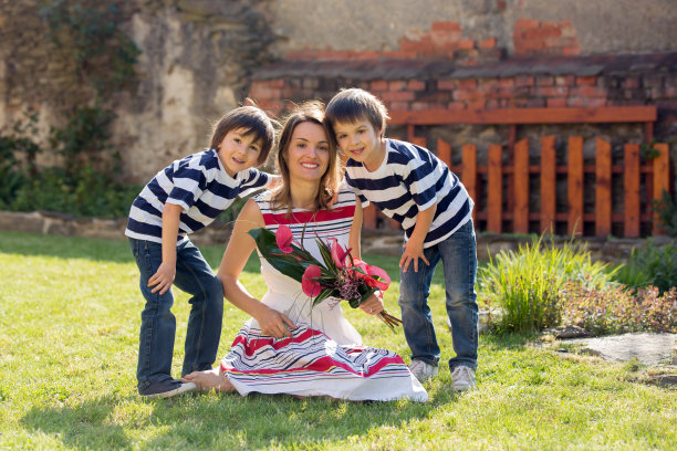可爱的小男孩，送给妈妈母亲节礼物图片下载