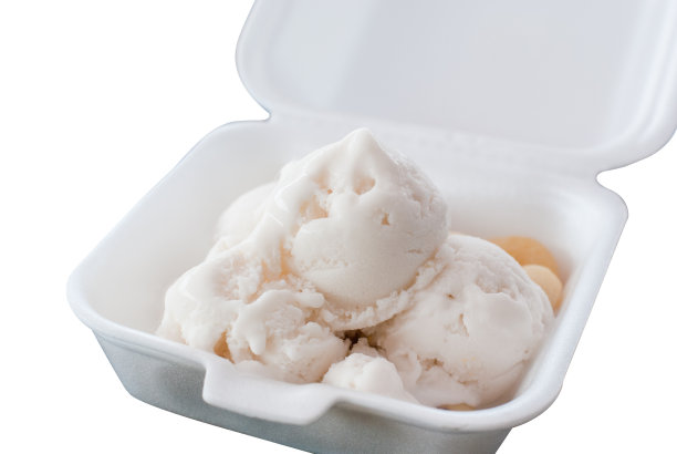 泰式椰子冰淇淋在白色泡沫包装孤立在白色背景，给人冰冷的感觉图片下载