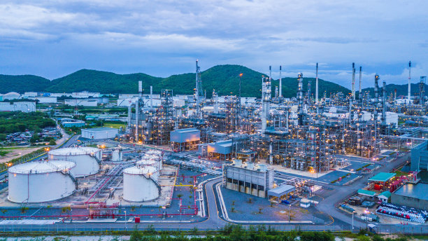 鸟瞰图炼油厂和化工厂，炼油厂形成工业区的工业视图。图片下载