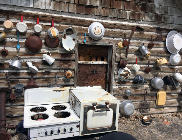 木屋外部有锅和锅图片下载