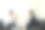 年轻的商人与同事在一个现代化的商务休息室谈论工作。业务工作的人。图片下载
