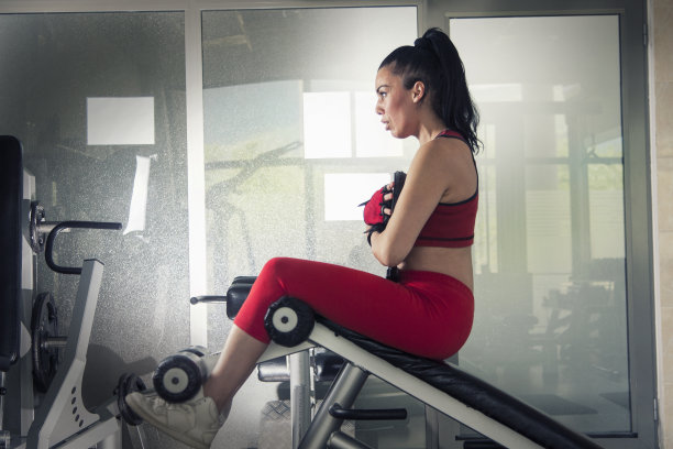 女性在健身房图片下载