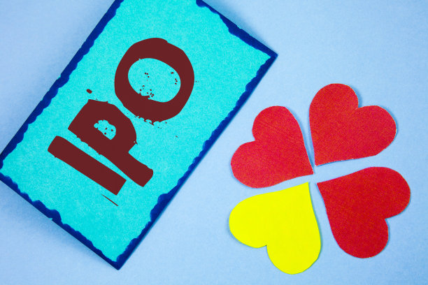 显示Ipo的文字标志。概念性照片首次公开募股公司首次公开发行股票时，在便签纸上写有素色背景的爱心纸。图片下载