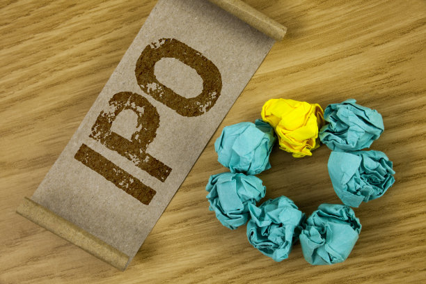 显示Ipo的概念性手写。首次公开发行(ipo)商业照片公司首次公开发行股票，以硬纸板纸、木制背景纸球为封面图片下载