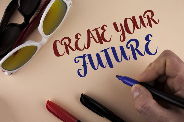 “创造你的未来”的文字标志。概念照片职业目标目标改进计划学习由人写在平原的背景持有马克眼镜和马克笔旁边图片下载
