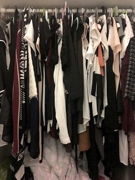装满衣服的衣橱图片下载