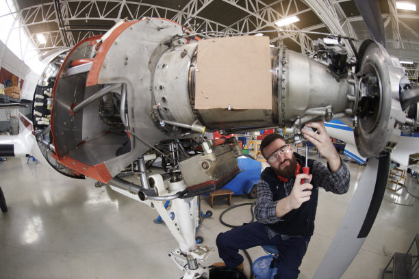 飞机修理工在机库图片下载