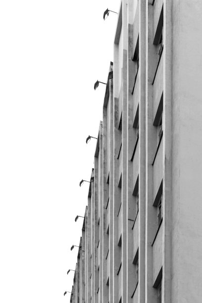 多层建筑，白色背景上的窗户，几何透视视图图片下载