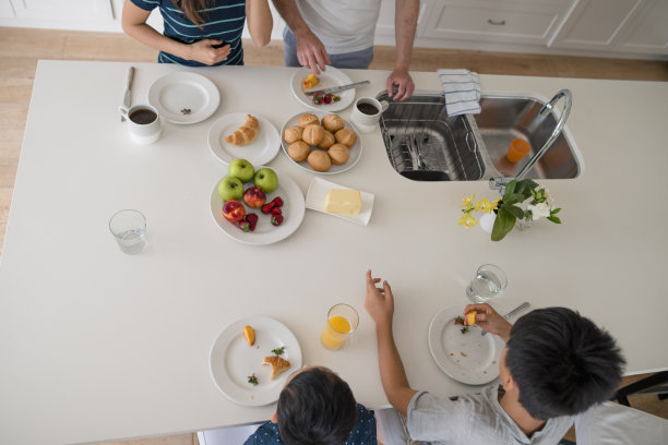 一家人准备早餐图片下载