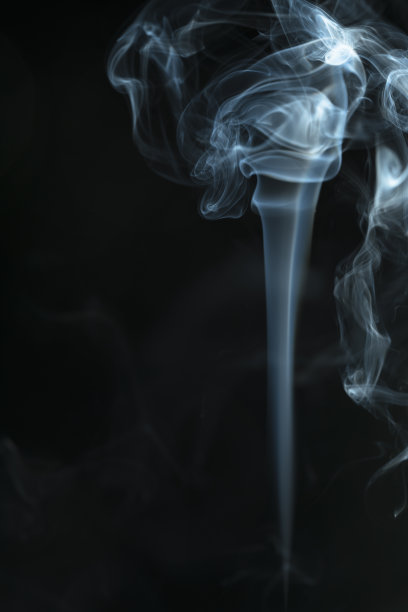 黑色背景上的香烟图片下载